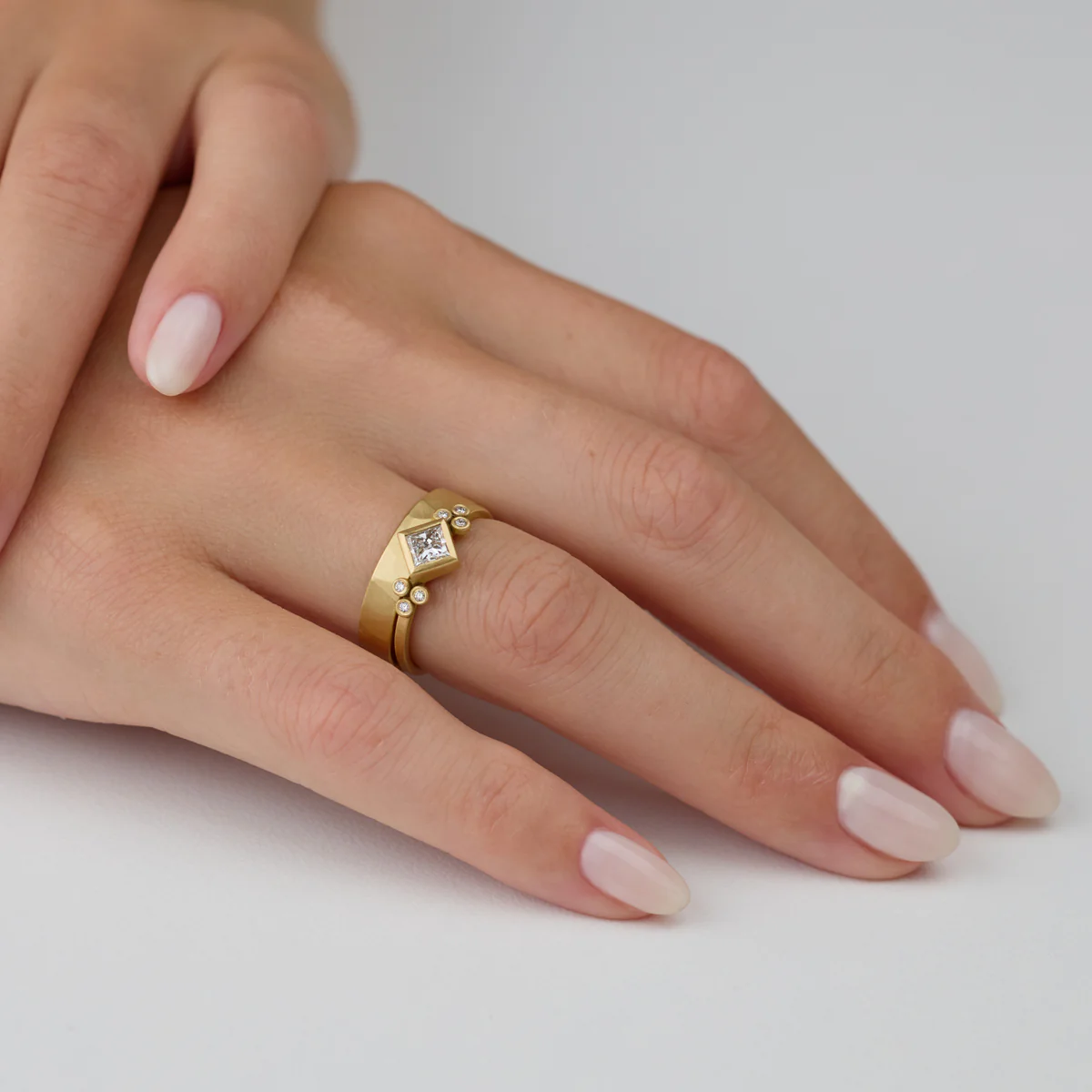 5mm Hammered Gold Band - Image 2