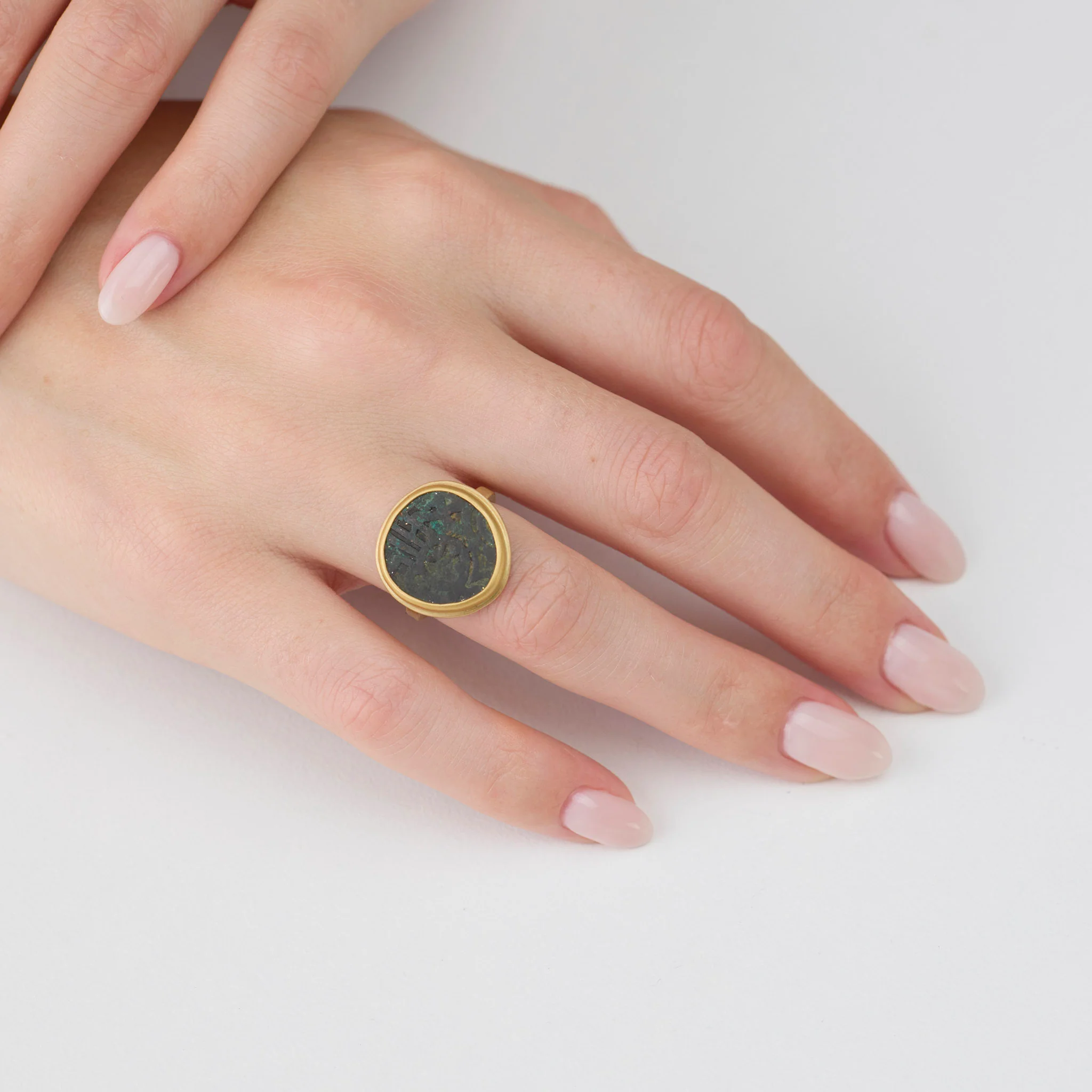 Ancient Indian Coin Ring in Gold - Image 2